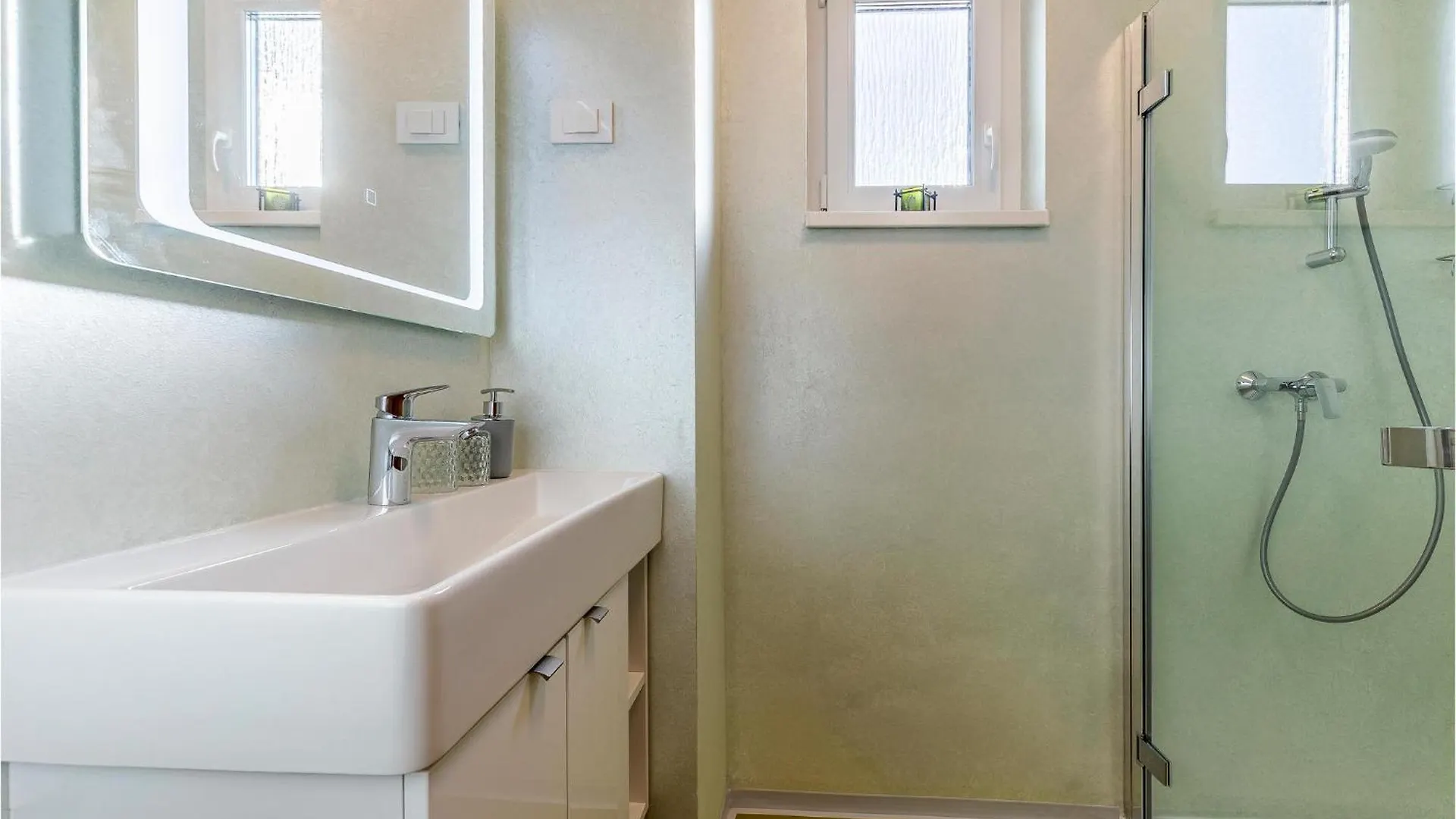 4 Bedroom Gorgeous Home In Pomer